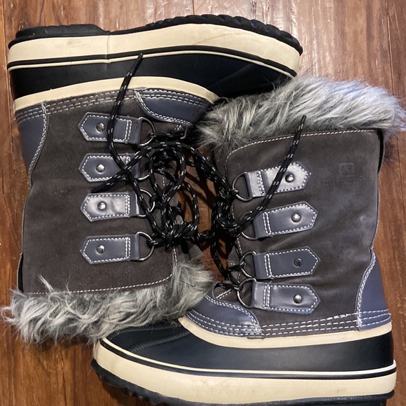 Outbound ladies size 7 boots - Picture 2 of 5